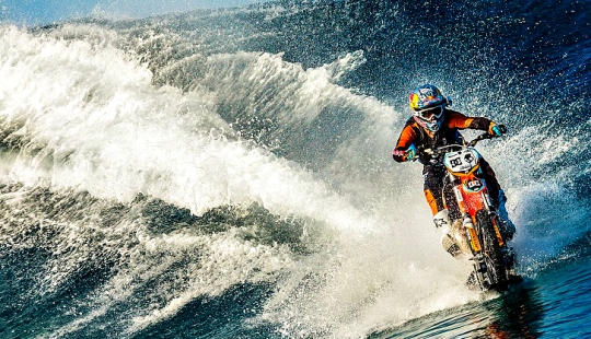 Leyenda del surf: Robbie Maddison monta una ola en una motocicleta Leyenda del surf: Robbie Maddison monta una ola en una motocicleta