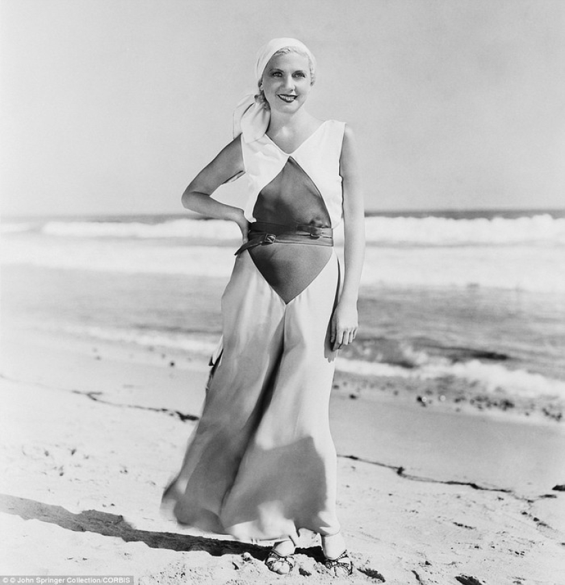 Life on the Beach: Hollywood&#39;s Golden Era Stars in a Black and White Album of Beach Glamor Photos