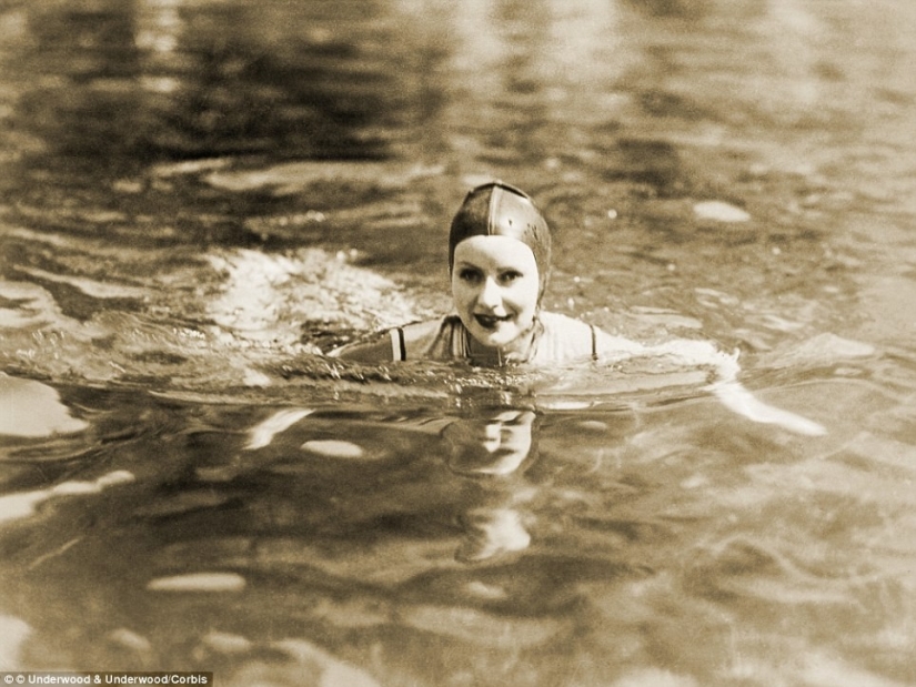 Life on the Beach: Hollywood&#39;s Golden Era Stars in a Black and White Album of Beach Glamor Photos