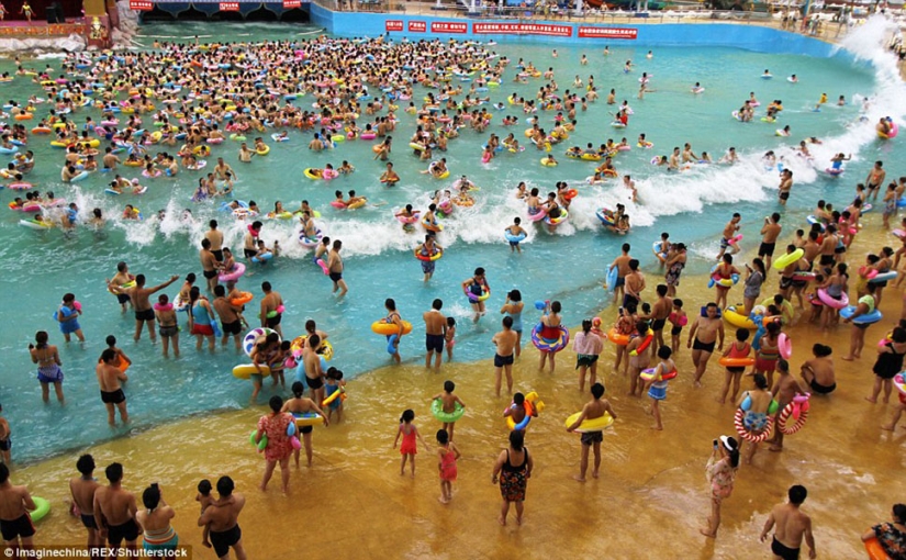 Like herring in a barrel: 10 thousand Chinese escape from the heat in the largest pool