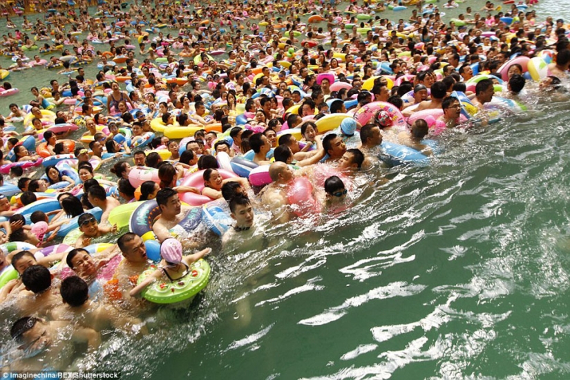 Like herring in a barrel: 10 thousand Chinese escape from the heat in the largest pool