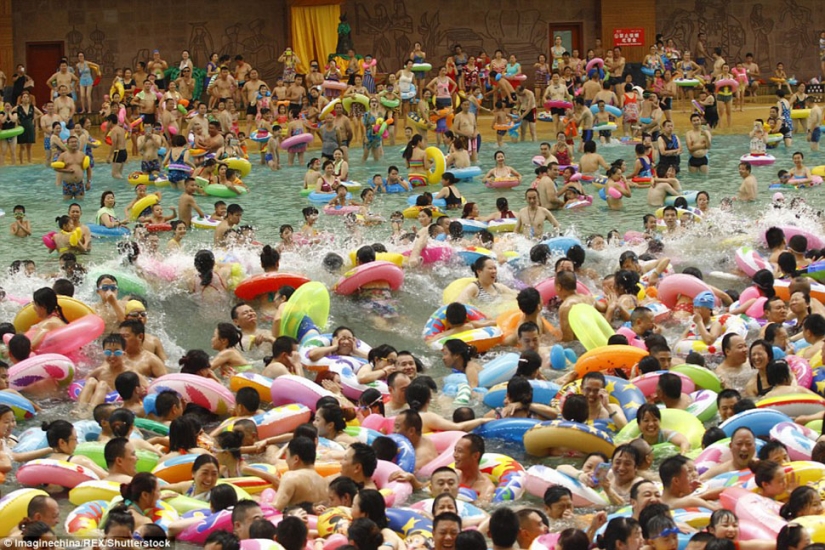 Like herring in a barrel: 10 thousand Chinese escape from the heat in the largest pool