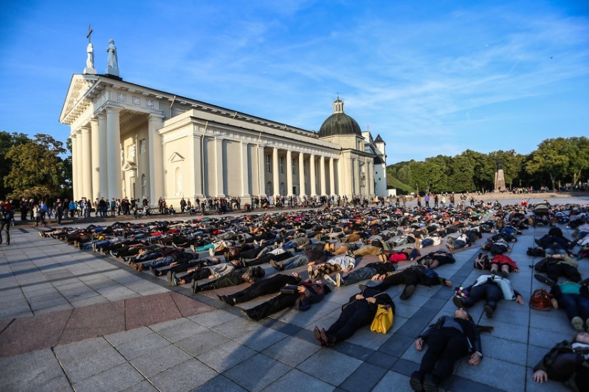 Lithuanian lost eight friends due to suicides and staged a flash mob to talk about the number of suicides Lithuanian lost eight friends due to suicides and staged a flash mob to talk about the number of suicides