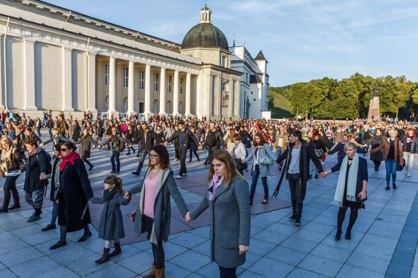Lithuanian lost eight friends due to suicides and staged a flash mob to talk about the number of suicides Lithuanian lost eight friends due to suicides and staged a flash mob to talk about the number of suicides