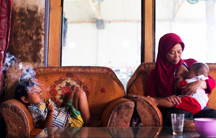 Little smokers of Indonesia Little smokers of Indonesia