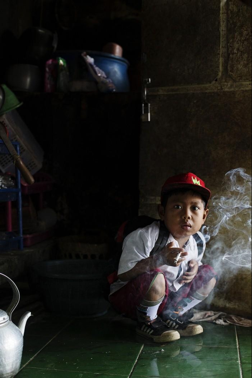 Little smokers of Indonesia Little smokers of Indonesia