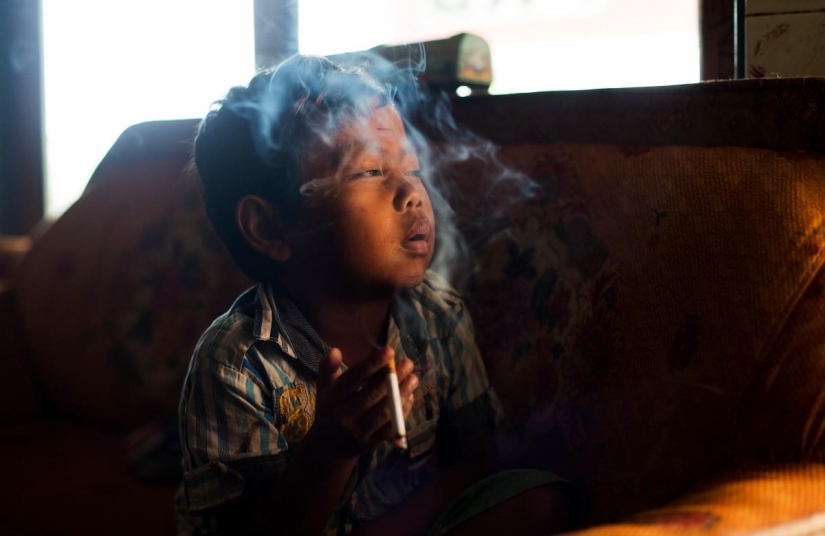 Little smokers of Indonesia Little smokers of Indonesia