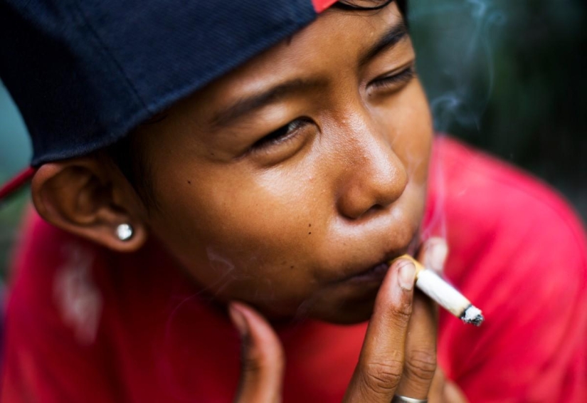 Little smokers of Indonesia Little smokers of Indonesia