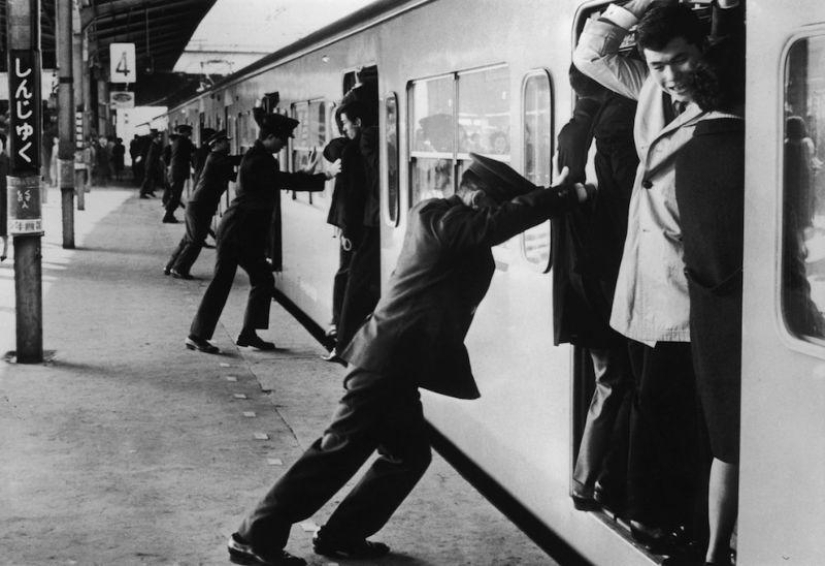Lo que los pasajeros del metro de Tokio tienen que soportar durante la hora pico Lo que los pasajeros del metro de Tokio tienen que soportar durante la hora pico