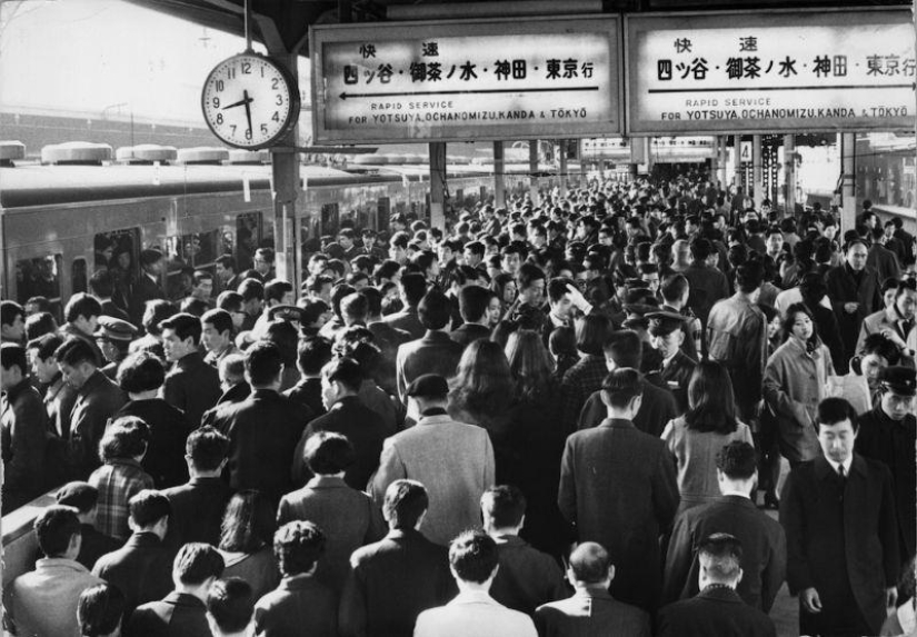 Lo que los pasajeros del metro de Tokio tienen que soportar durante la hora pico Lo que los pasajeros del metro de Tokio tienen que soportar durante la hora pico
