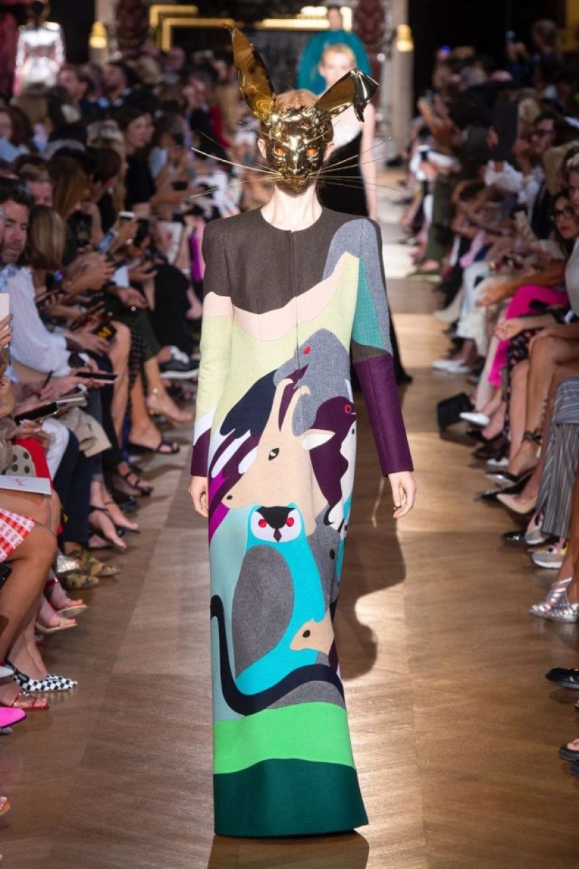 Lobos, leones y leopardos de las nieves: cómo transcurrió el desfile de alta costura de Schiaparelli y por qué la marca está al borde del escándalo Lobos, leones y leopardos de las nieves: cómo transcurrió el desfile de alta costura de Schiaparelli y por qué la marca está al borde del escándalo