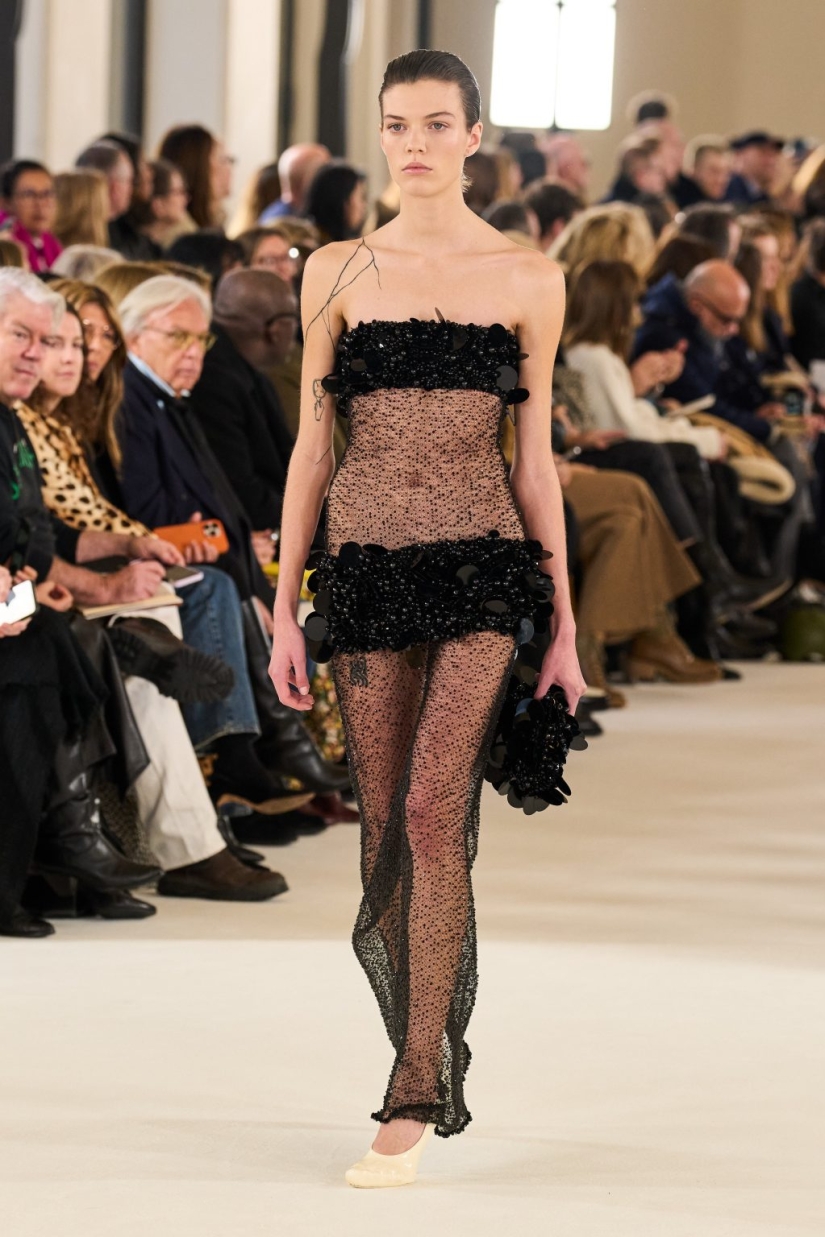 Lobos, leones y leopardos de las nieves: cómo transcurrió el desfile de alta costura de Schiaparelli y por qué la marca está al borde del escándalo Lobos, leones y leopardos de las nieves: cómo transcurrió el desfile de alta costura de Schiaparelli y por qué la marca está al borde del escándalo