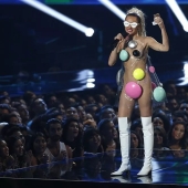 Locura de la alfombra roja: vestidos extraños que las celebridades usan para la gloria y lo escandaloso.