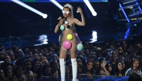 Locura de la alfombra roja: vestidos extraños que las celebridades usan para la gloria y lo escandaloso.