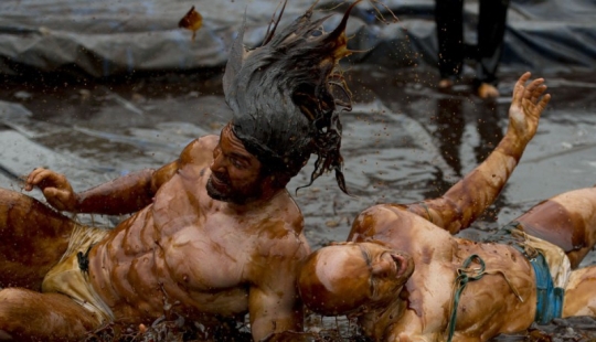 Los británicos se están volviendo locos: en Inglaterra hubo un campeonato de lucha libre Los británicos se están volviendo locos: en Inglaterra hubo un campeonato de lucha libre