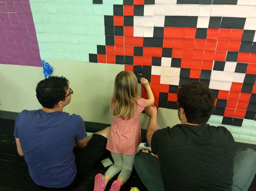 Los empleados usaron calcomanías 8024 para transformar las aburridas paredes de la oficina en un mural de superhéroes Los empleados usaron calcomanías 8024 para transformar las aburridas paredes de la oficina en un mural de superhéroes