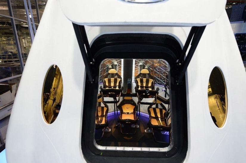 Los estadounidenses presentaron un barco reutilizable tripulado Dragon V2