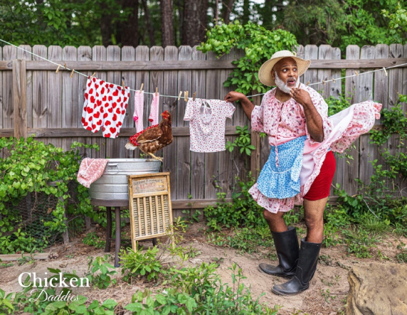 Los granjeros y sus gallinas en el calendario Chicken Daddies 2024