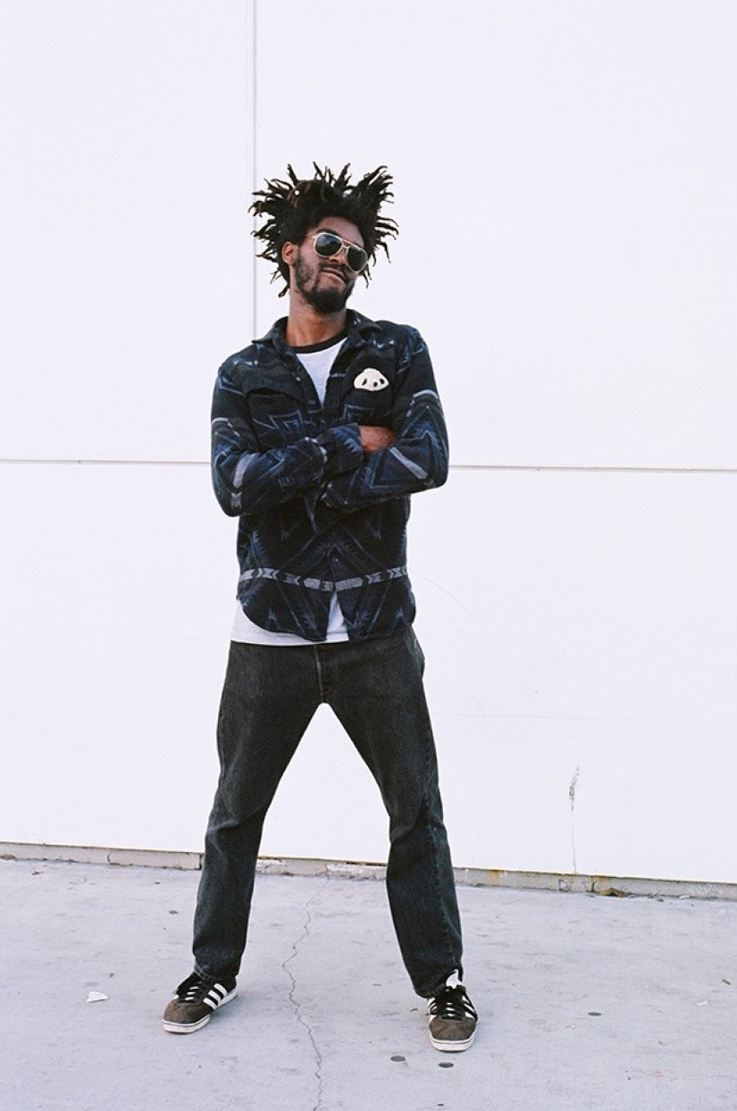 Los hipsters están descansando: en el marco hay habitantes de las afueras, no mercenarios y personas sin hogar.