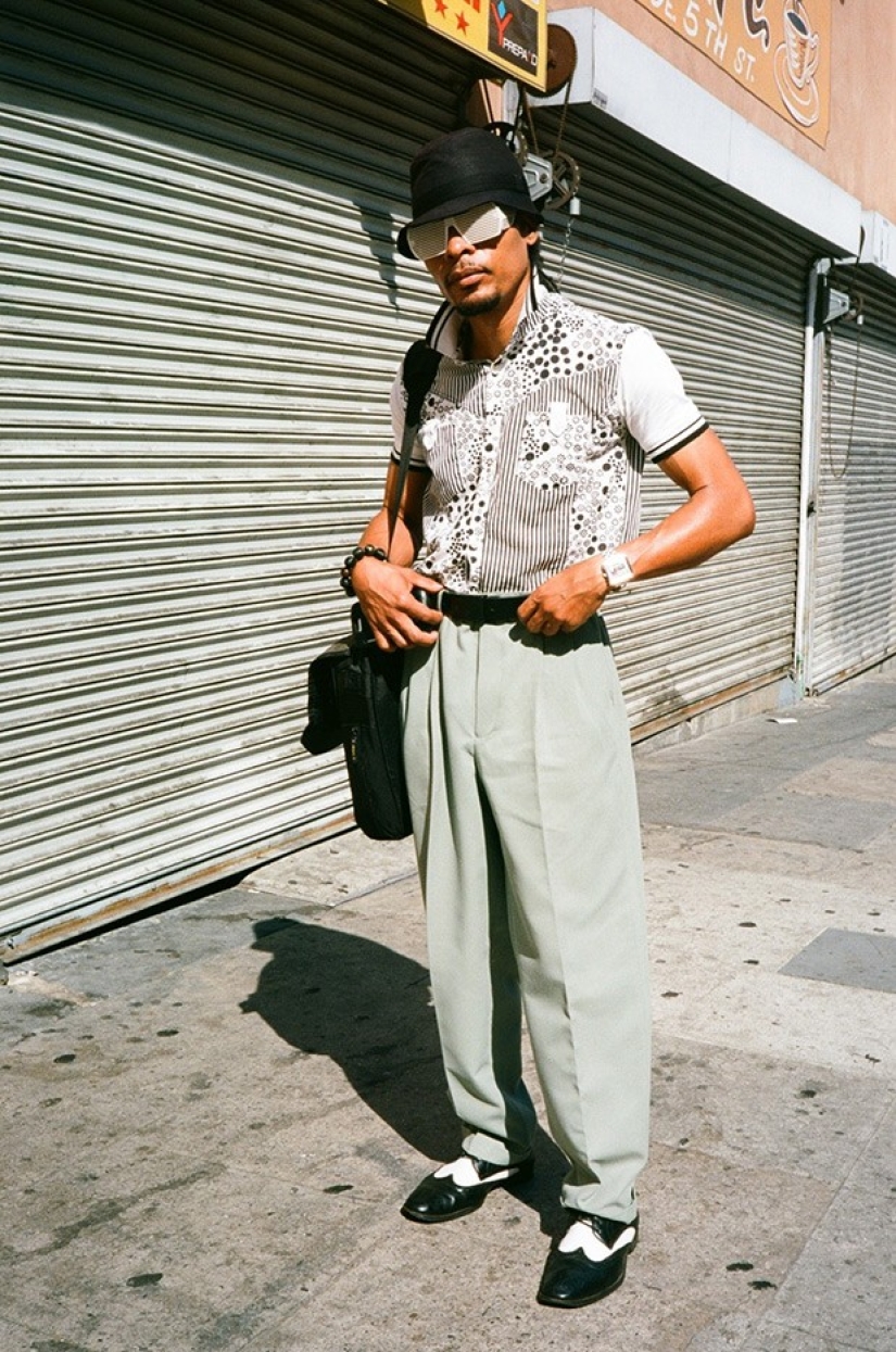 Los hipsters están descansando: en el marco hay habitantes de las afueras, no mercenarios y personas sin hogar.