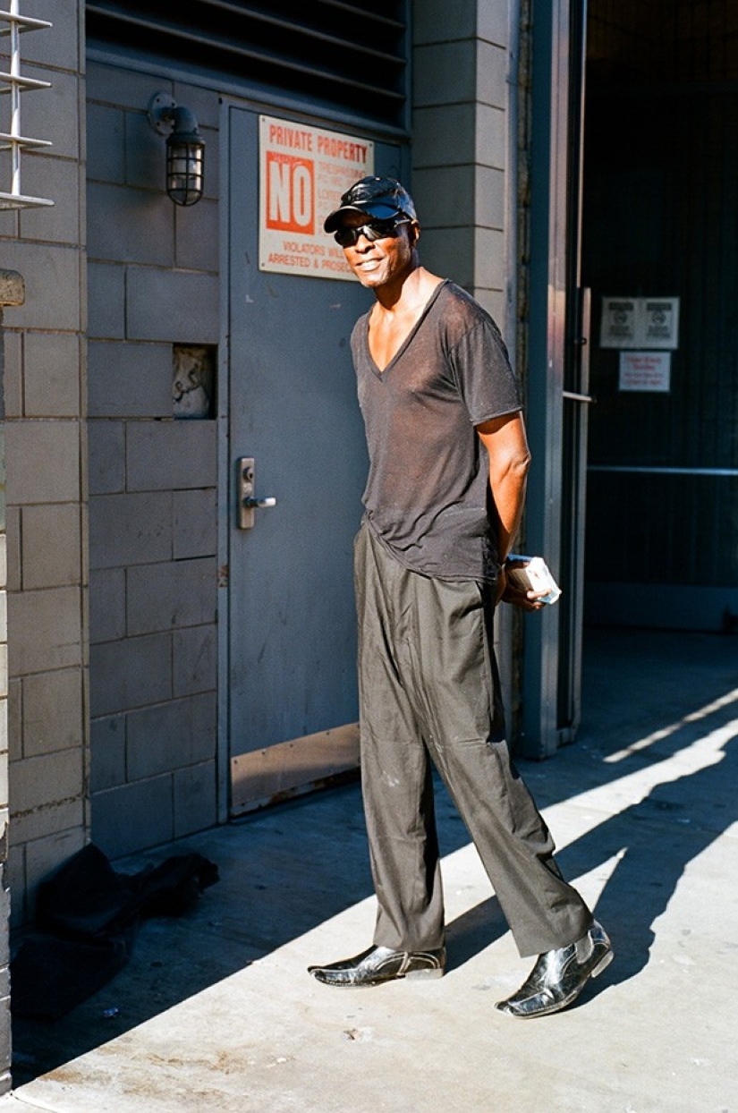 Los hipsters están descansando: en el marco hay habitantes de las afueras, no mercenarios y personas sin hogar.