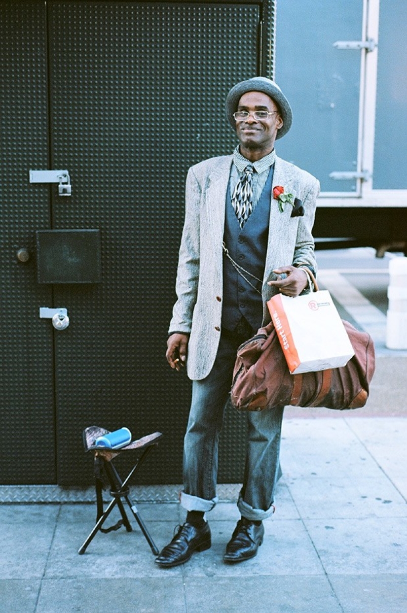 Los hipsters están descansando: en el marco hay habitantes de las afueras, no mercenarios y personas sin hogar.