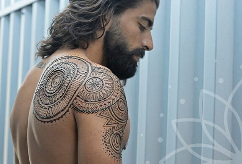 Los hombres también hacen tatuajes de henna, y es muy sexy Los hombres también hacen tatuajes de henna, y es muy sexy