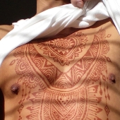 Los hombres también hacen tatuajes de henna, y es muy sexy