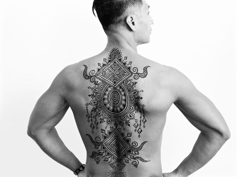 Los hombres también hacen tatuajes de henna, y es muy sexy Los hombres también hacen tatuajes de henna, y es muy sexy