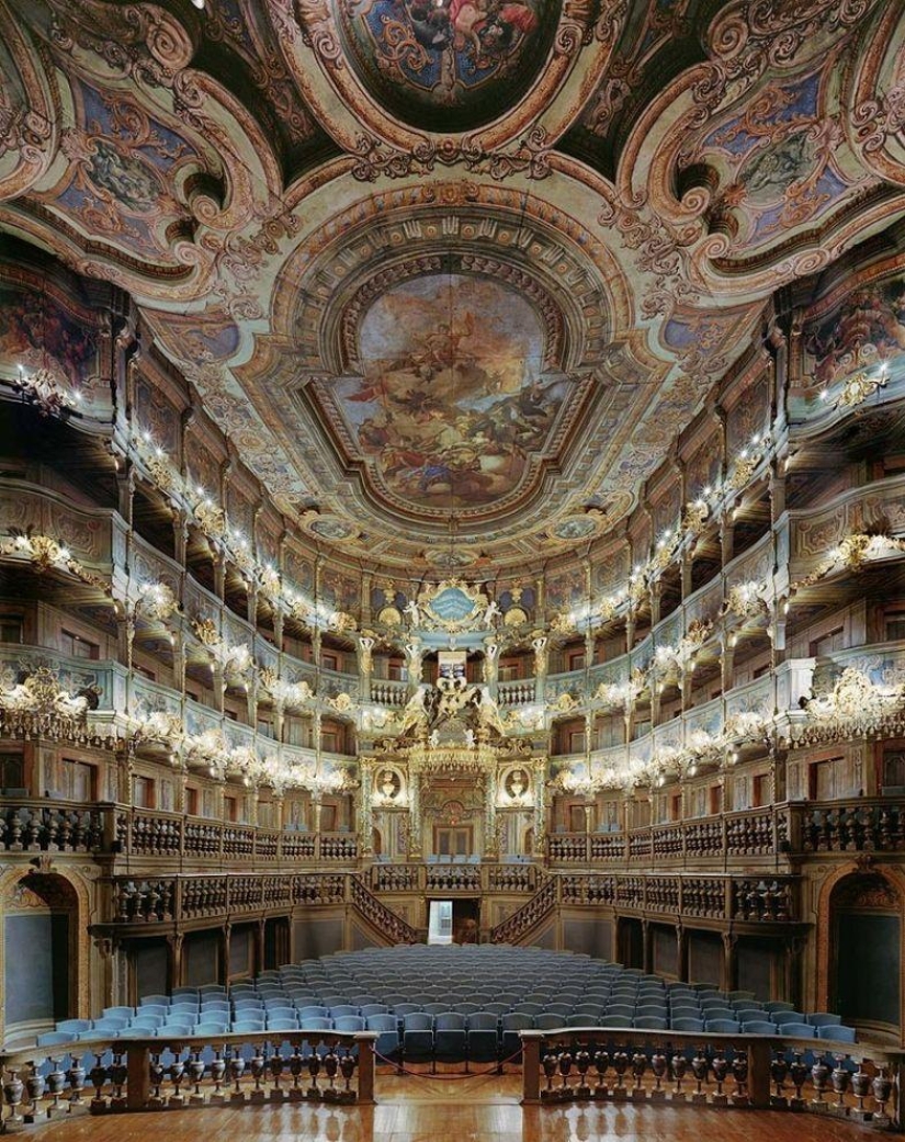 Los interiores más impresionantes de los teatros de ópera más famosos del mundo.