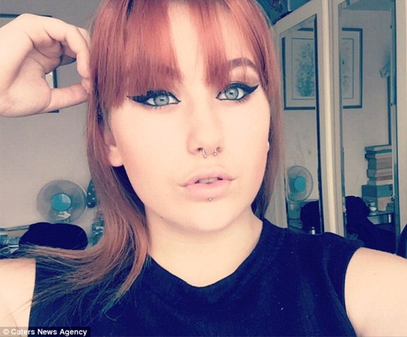 Los miembros del grupo "Curse my selfie" suben sus fotos a merced de los trolls