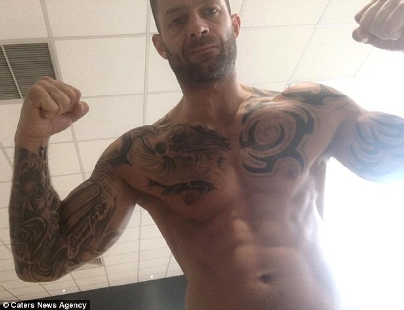 Los miembros del grupo "Curse my selfie" suben sus fotos a merced de los trolls