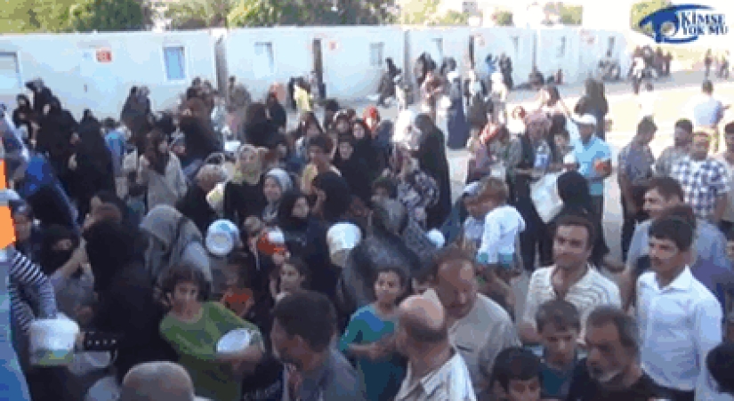 Los novios turcos alimentan a 4.000 refugiados en lugar de casarse Los novios turcos alimentan a 4.000 refugiados en lugar de casarse