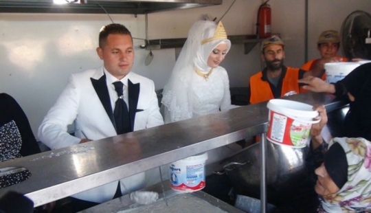 Los novios turcos alimentan a 4.000 refugiados en lugar de casarse