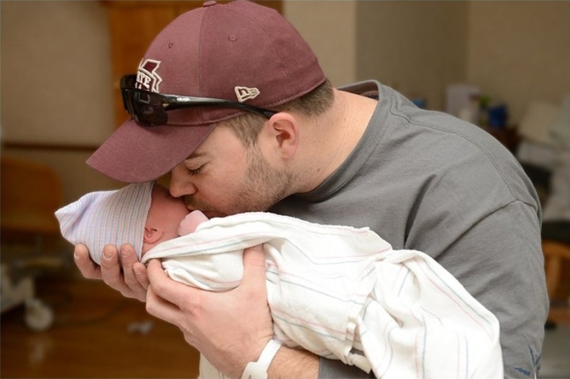 Los papás ven a sus bebés recién nacidos por primera vez