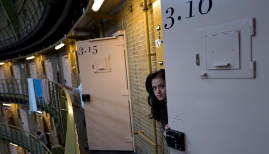 Los refugiados en los Países Bajos son recibidos con los brazos abiertos... y puesto en prisión