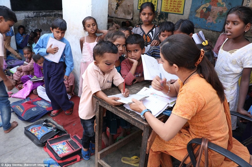 Los residentes de una aldea india adoran a un niño con la cabeza deformada como el dios Ganesha
