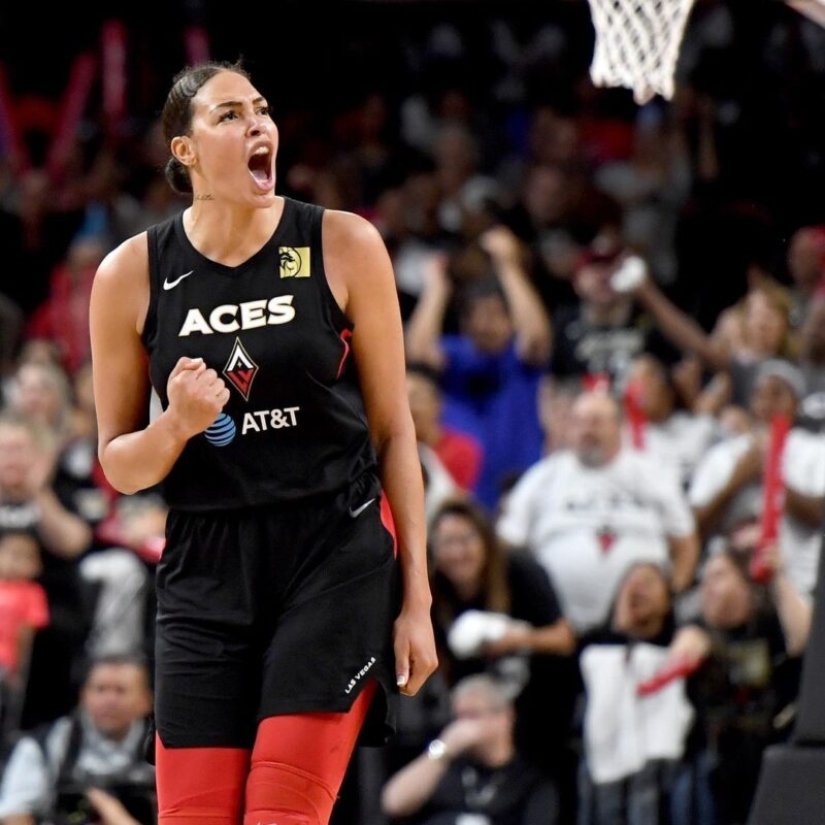 Los seis pies de jugador de baloncesto Elizabeth Kambic compartido instantáneas