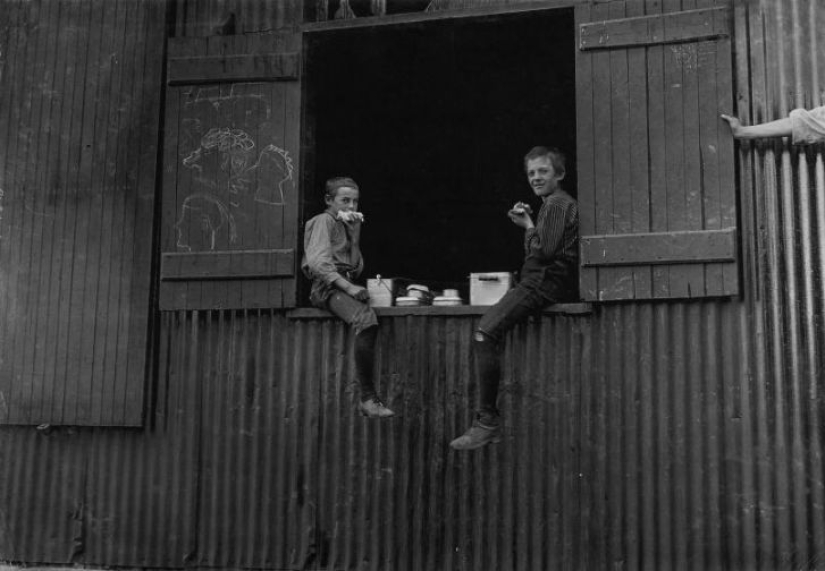Lost Childhood: Horrible child labor conditions photographed by Lewis Hine Lost Childhood: Horrible child labor conditions photographed by Lewis Hine