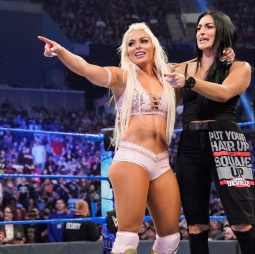 Luchador y modelo Amanda Saccomanno — novia de hooligan, aplastar las tablas y de los competidores Luchador y modelo Amanda Saccomanno — novia de hooligan, aplastar las tablas y de los competidores