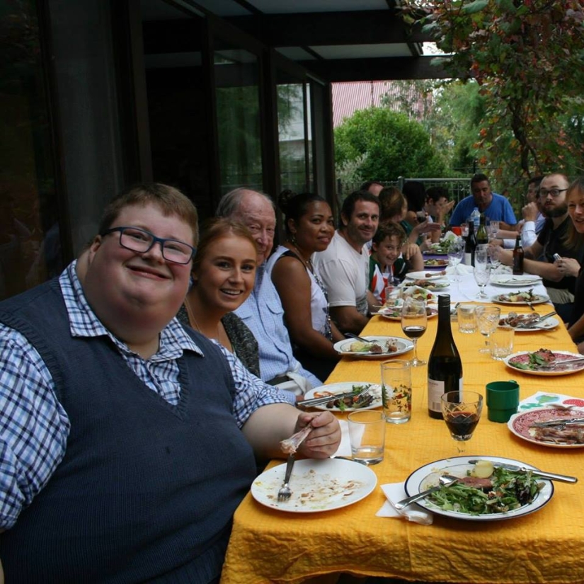 Mamá tiene que cerrar el refrigerador porque su hijo de 200 libras no puede dejar de comer Mamá tiene que cerrar el refrigerador porque su hijo de 200 libras no puede dejar de comer
