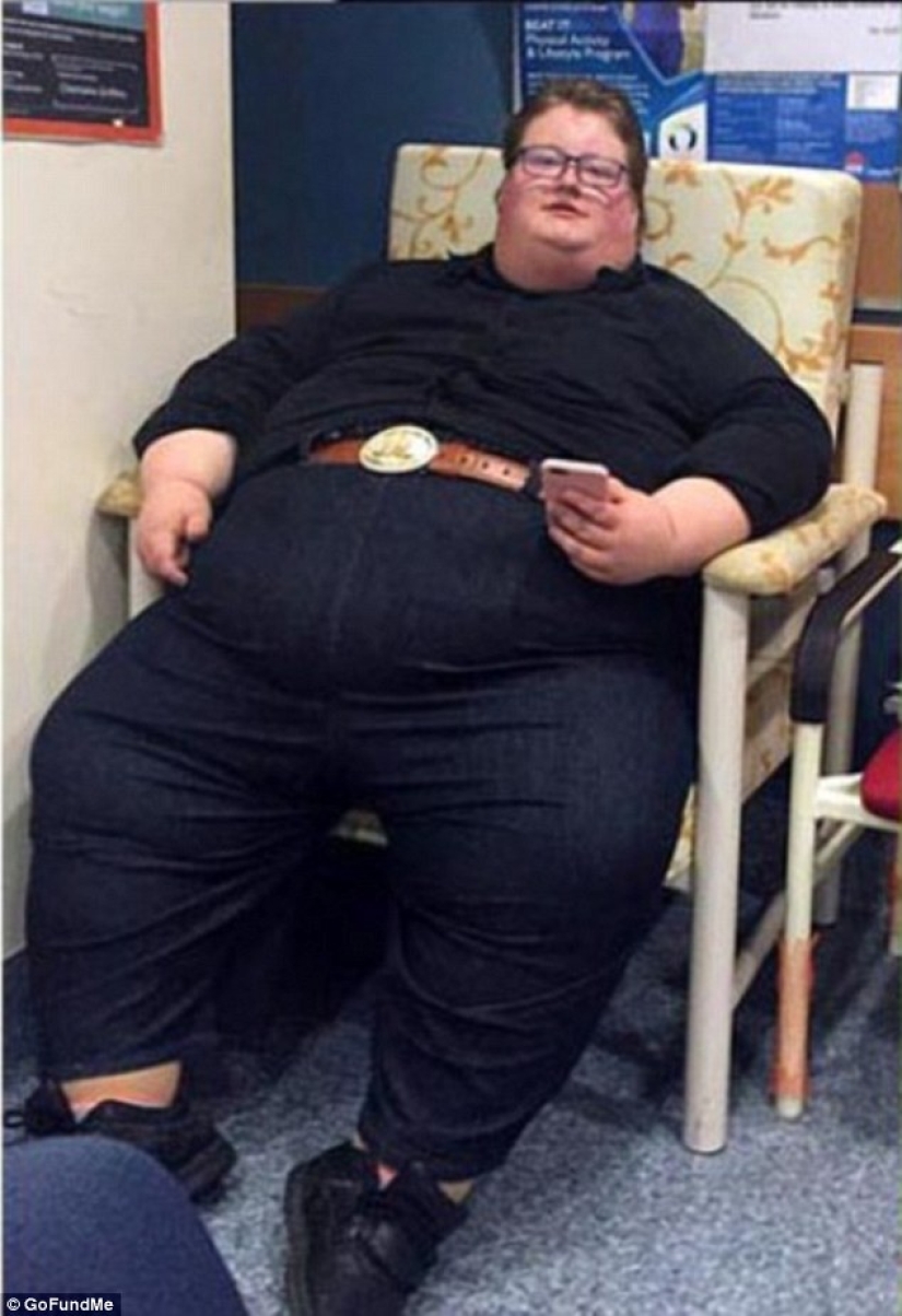 Mamá tiene que cerrar el refrigerador porque su hijo de 200 libras no puede dejar de comer Mamá tiene que cerrar el refrigerador porque su hijo de 200 libras no puede dejar de comer