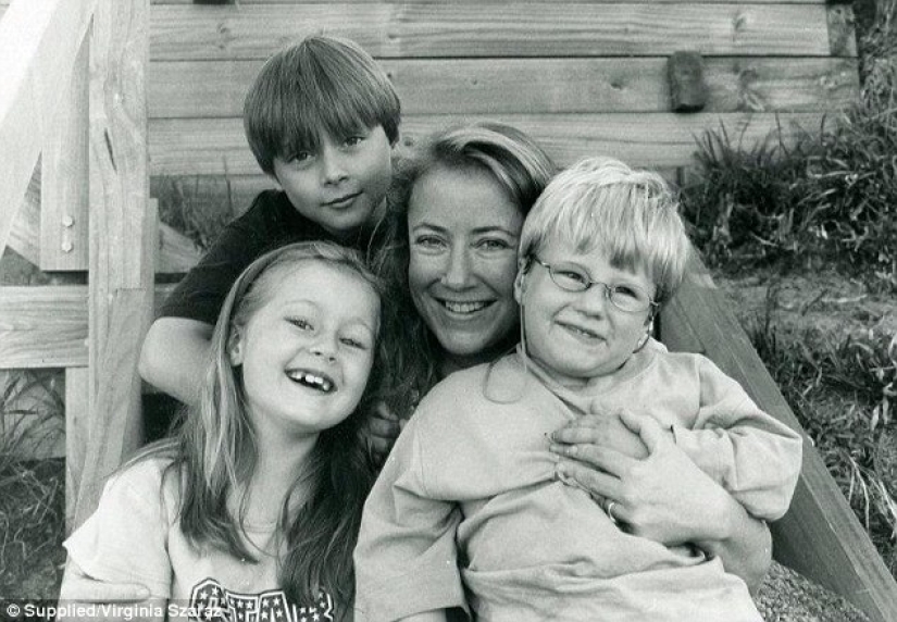 Mamá tiene que cerrar el refrigerador porque su hijo de 200 libras no puede dejar de comer Mamá tiene que cerrar el refrigerador porque su hijo de 200 libras no puede dejar de comer