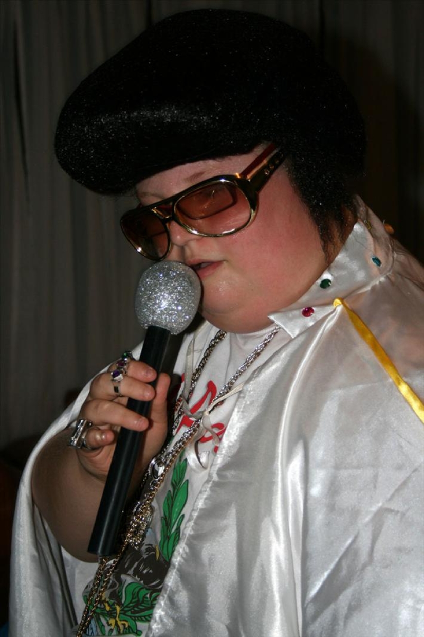 Mamá tiene que cerrar el refrigerador porque su hijo de 200 libras no puede dejar de comer Mamá tiene que cerrar el refrigerador porque su hijo de 200 libras no puede dejar de comer