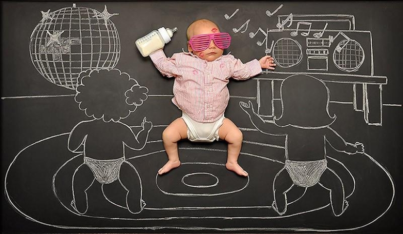 Mamá toma una foto del bebé en el "Tablero de aventuras" Mamá toma una foto del bebé en el "Tablero de aventuras"