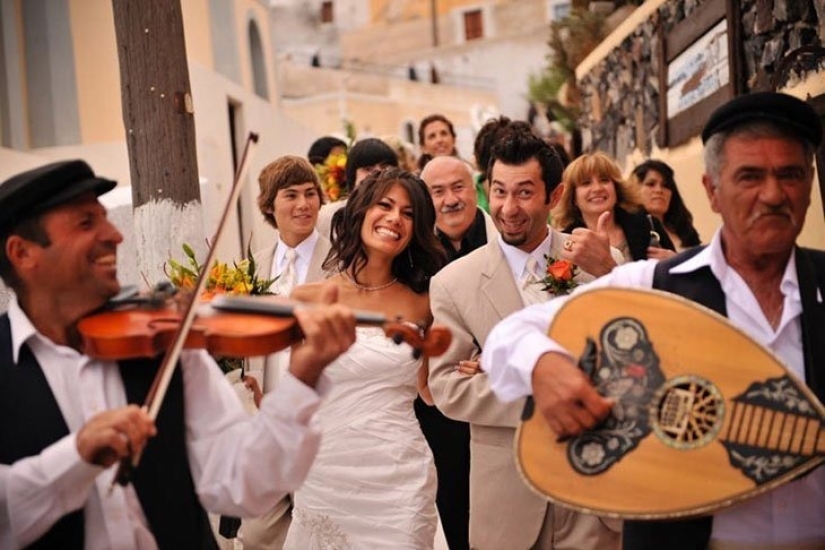 Mandatory traditions that are observed at a Greek wedding Mandatory traditions that are observed at a Greek wedding