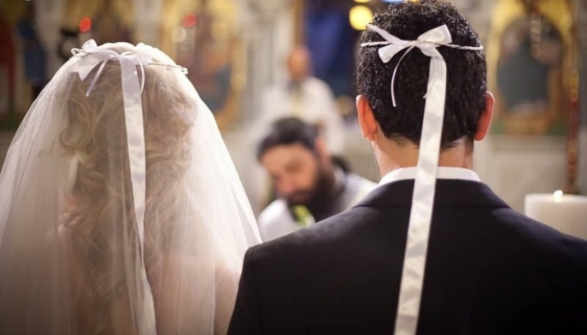 Mandatory traditions that are observed at a Greek wedding Mandatory traditions that are observed at a Greek wedding