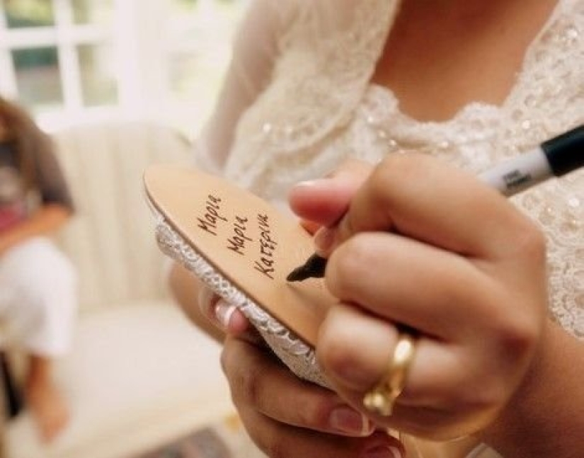 Mandatory traditions that are observed at a Greek wedding Mandatory traditions that are observed at a Greek wedding