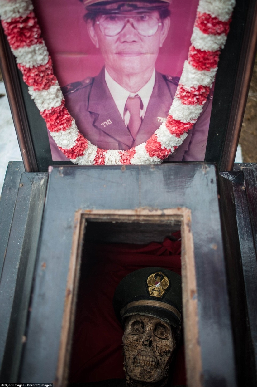 Manene Festival: Why do Indonesians dig up dead relatives every 3 years