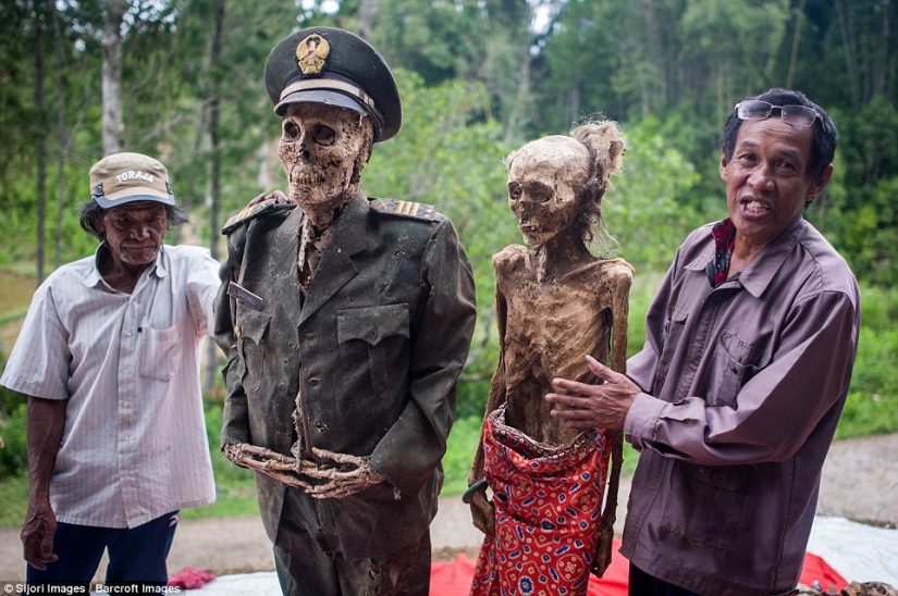 Manene Festival: Why do Indonesians dig up dead relatives every 3 years